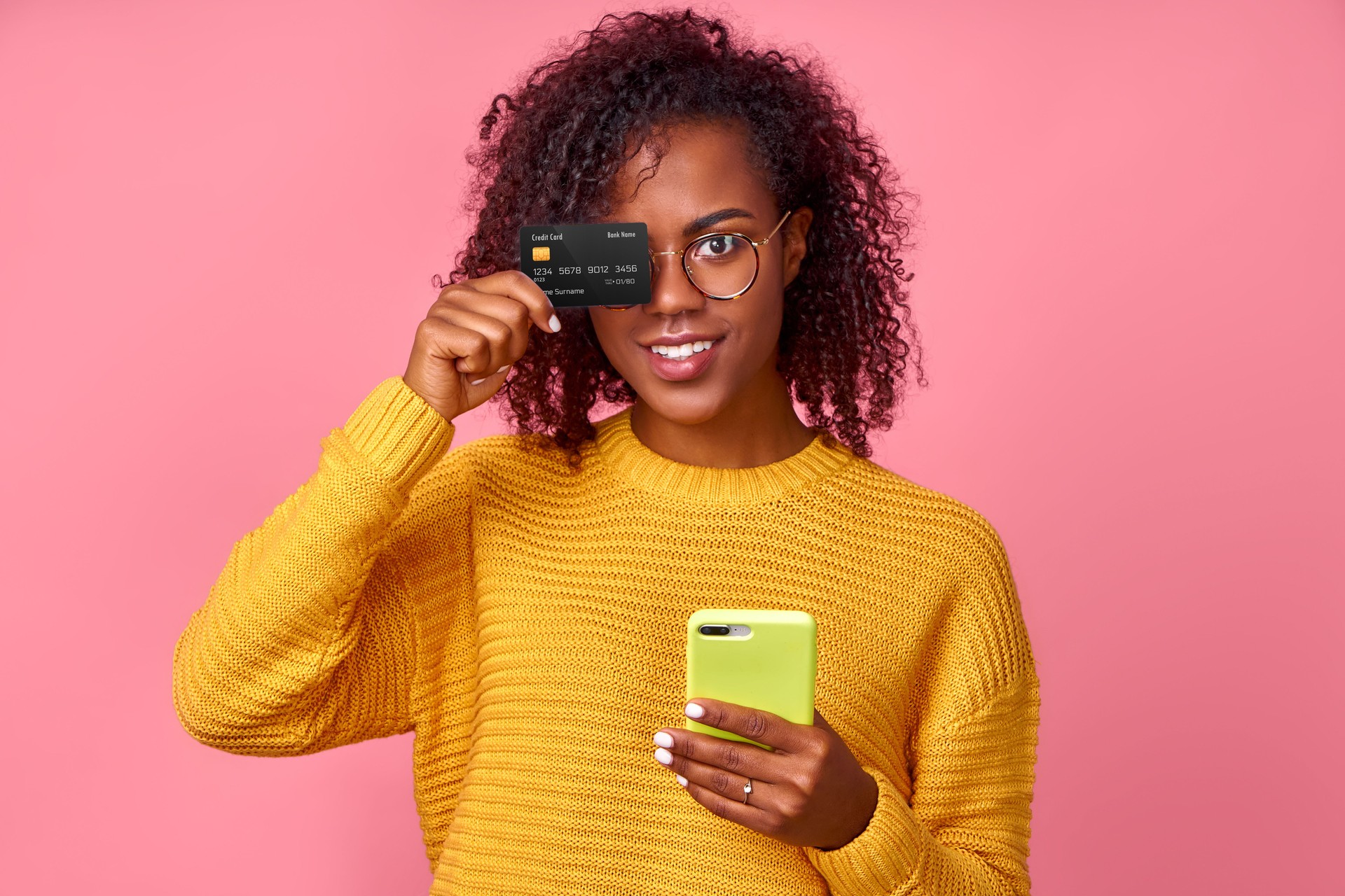 Joven negra mantiene tarjeta de plástico de crédito usa teléfono inteligente con aplicación de banca móvil