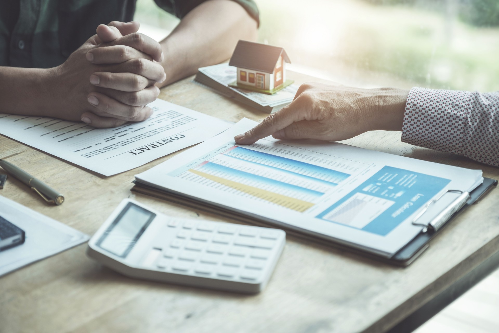Agentes de bienes raíces discutiendo sobre préstamos y tasas de interés para la compra de casas para los clientes que vienen a contactar. conceptos de contrato y acuerdo.