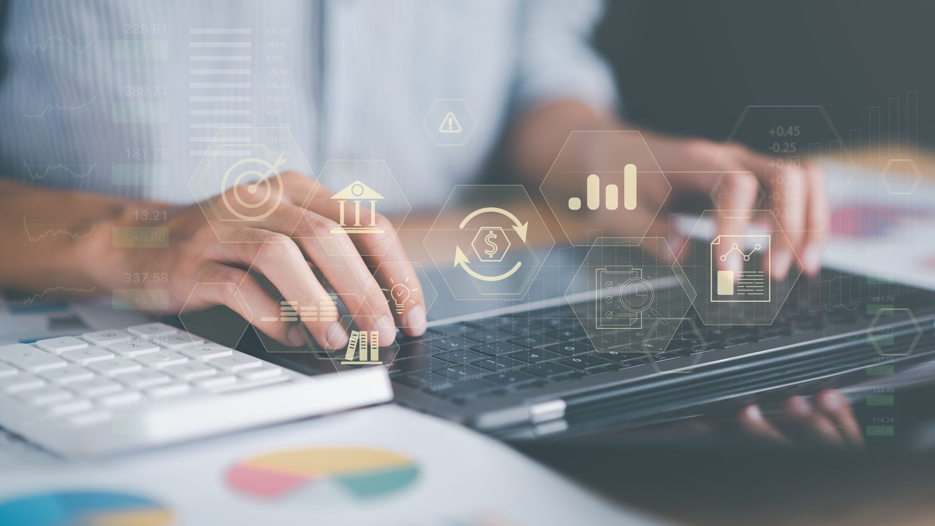 Contador calculando números en documentos financieros de la empresa con calculadora, Análisis de datos financieros de la empresa, Planificación para evaluar y revisar el presupuesto, concepto de finanzas e inversión